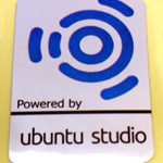 ubuntu studio Sticker / Badge / in chrome 19 x 28mm [784]